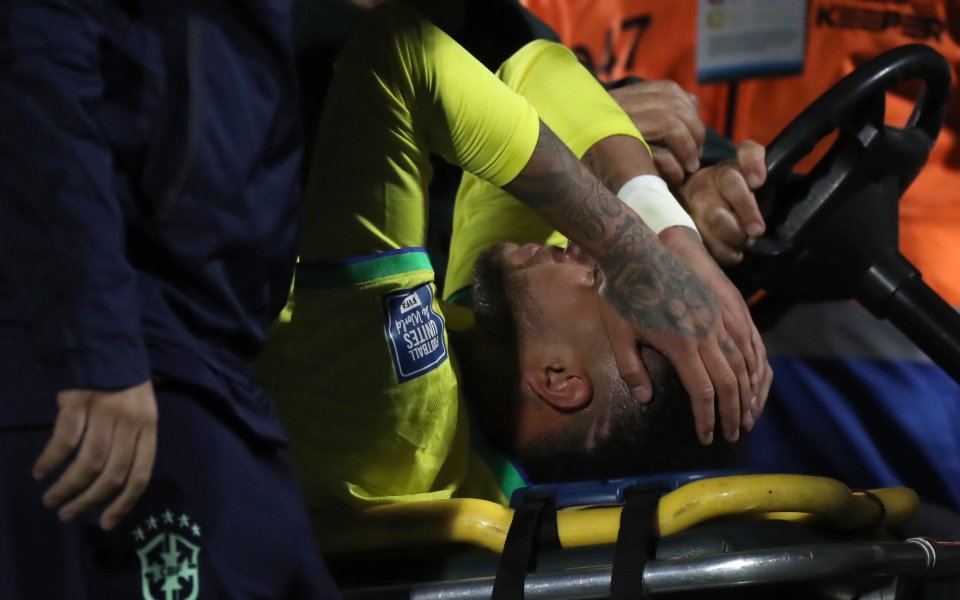 Neymar deixando o Estádio Centenário de muletas e com a
