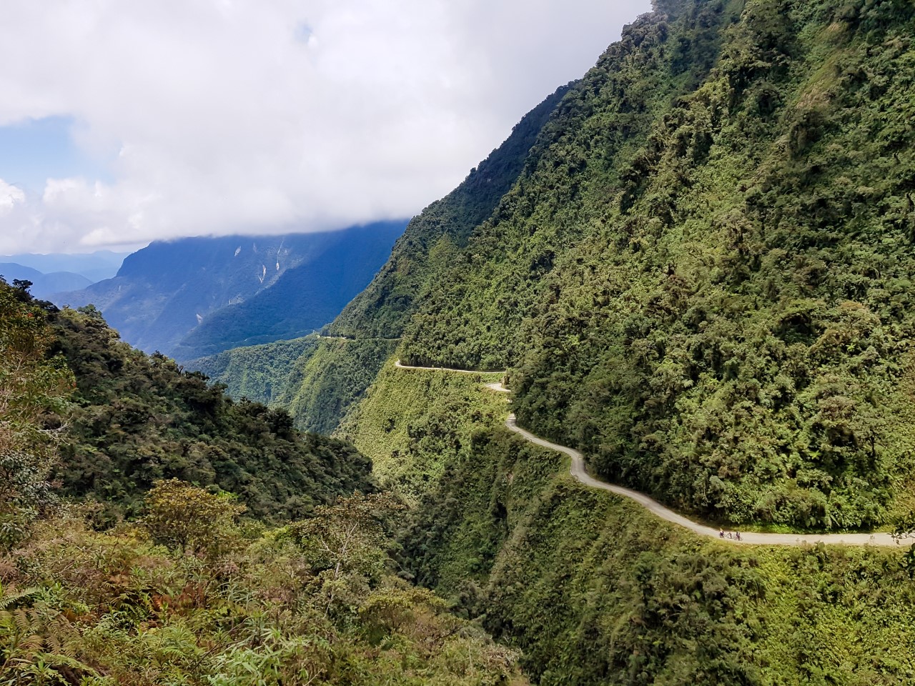 <p><strong>Пътят на смъртта, Боливия</strong></p>

<p>Пътят от Ла Пас до Короико, Боливия, е коварен: Той се вие несигурно през амазонската дъждовна гора на повече от 15 000 метра височина. Като се има предвид тази ужасяваща височина, широката 3,6 м&nbsp;единична лента, липсата на предпазни огради и ограничената видимост поради дъжд и мъгла, е лесно да се разбере защо този 50-километров участък от магистралата си е спечелил прозвището &quot;Пътят на смъртта&quot;. Макар че там годишно са загивали от 200 до 300 души, сега той е по-скоро&nbsp;дестинация за планински колоездачи.</p>
