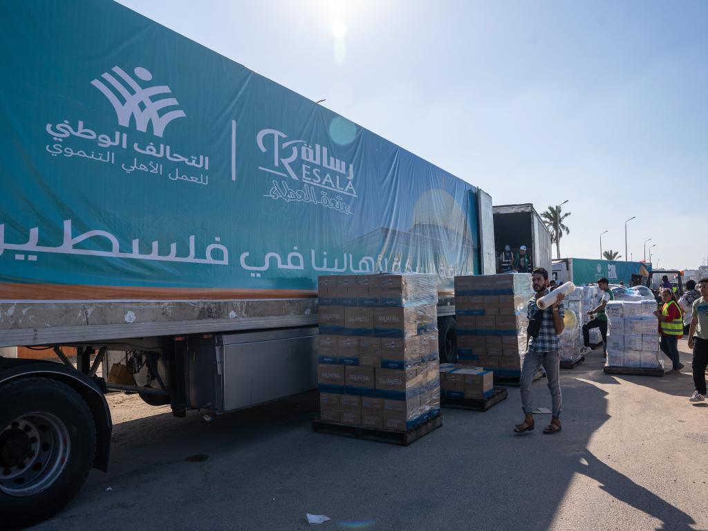 Четиринадесет камиона с помощи влязоха в палестинския анклав Газа от