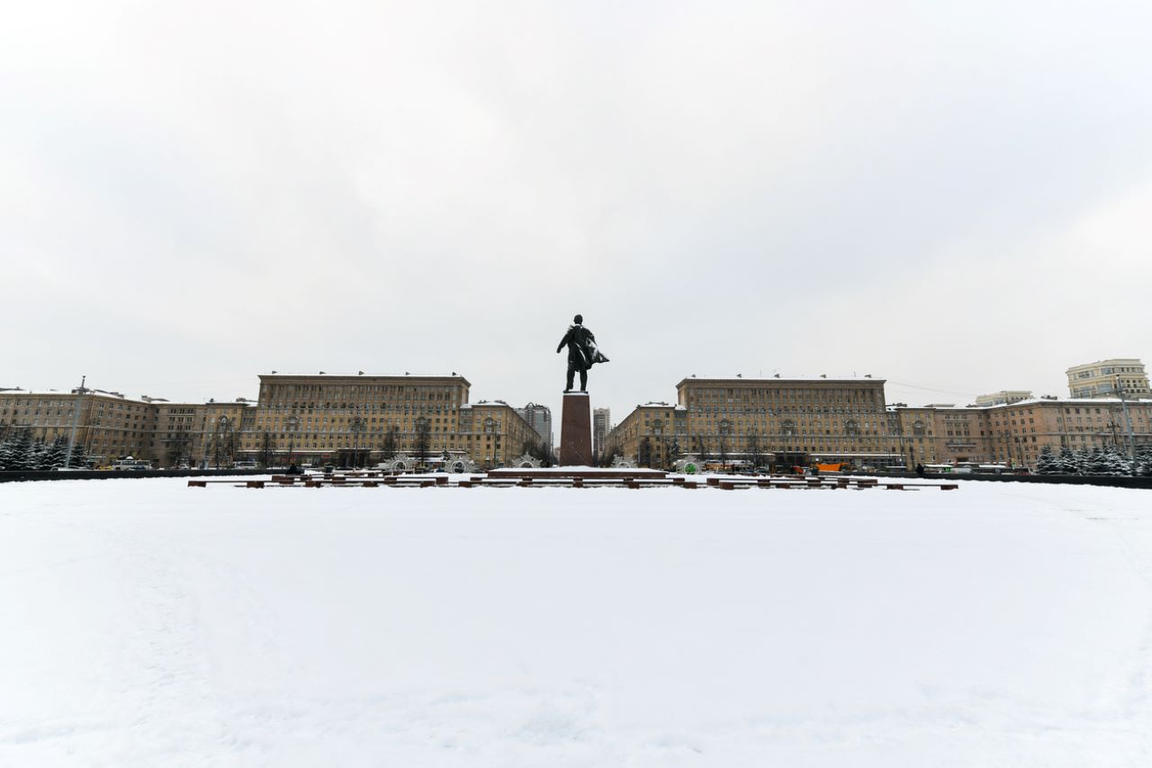 <p><strong>&quot;Дворец на Съветите&quot;, Москва</strong> - Планът на Йосиф Сталин е да замени съборения храм &quot;Христос Спасител&quot; в Москва с 315-метров паметник на комунизма. Мястото се превръща в най-големия плувен басейн в света, вграден в основите на така и незавършения &ldquo;Дворец на Съветите&rdquo;. След 50 години басейнът е заменен с нова катедрала &quot;Христос Спасител&quot;, която е изградена през 1997 г.</p>