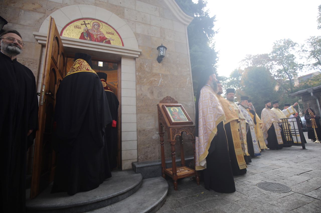 <p>В митрополитския храм &quot;Св. великомъченица Марина&quot;, в двора на Софийската света митрополия, Негово Светейшество Софийският митрополит и български патриарх Неофит посрещна&nbsp; частица от мощите на св. Евтимий - патриарх Търновски.</p>