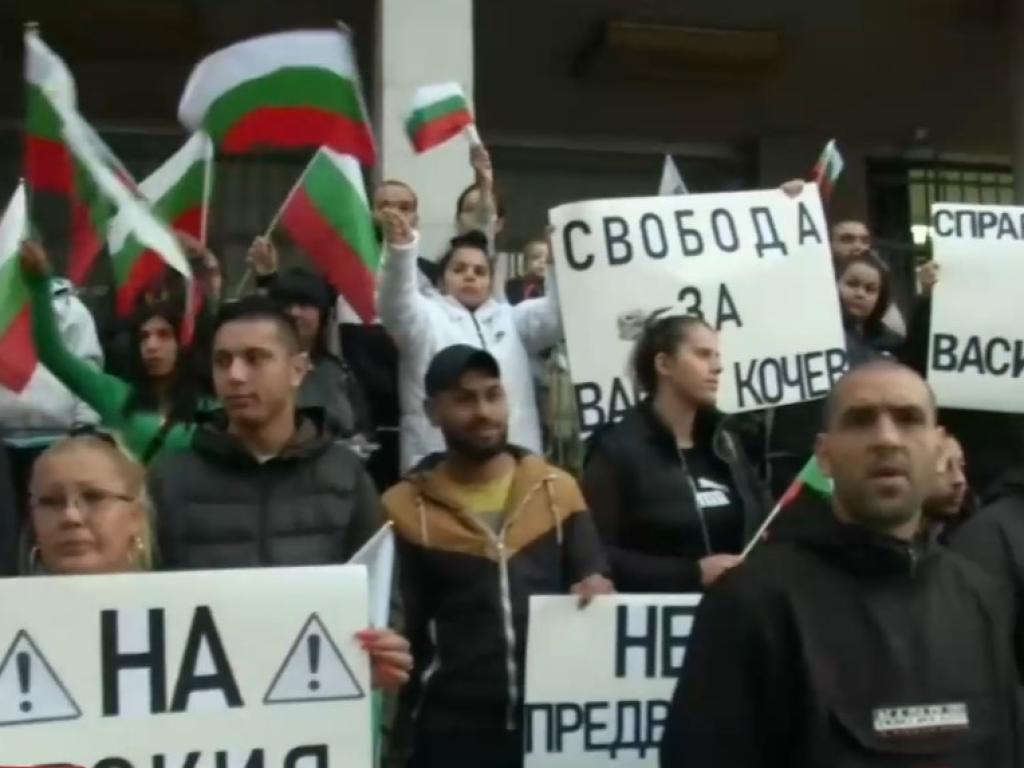 Десетки излязоха на протест пред сградата на съда в Плевен.