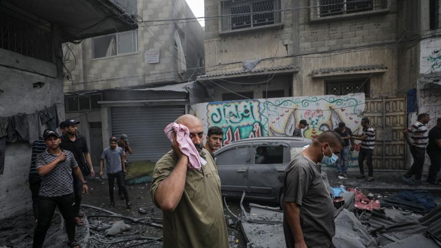 Палестинци проверяват разрушен район след израелски въздушни удари в град Газа, 23 октомври 2023 г. По данни на Израелските сили за отбрана (IDF) и Палестинската здравна служба повече от 4700 палестинци и над 1400 израелци са били убити, откакто бойците на "Хамас" започнаха нападение срещу Израел от Ивицата Газа на 07 октомври