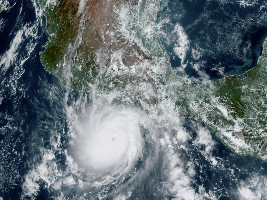 Най малко 27 души са загинали от урагана Отис връхлетял западното