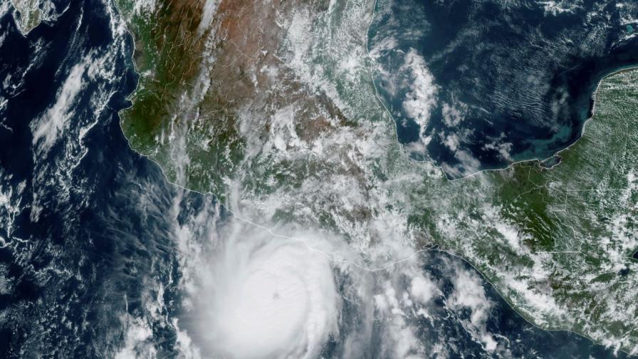 "Кошмарен сценарий": Ураганът "Отис" връхлетя Мексико със 270 км/ч