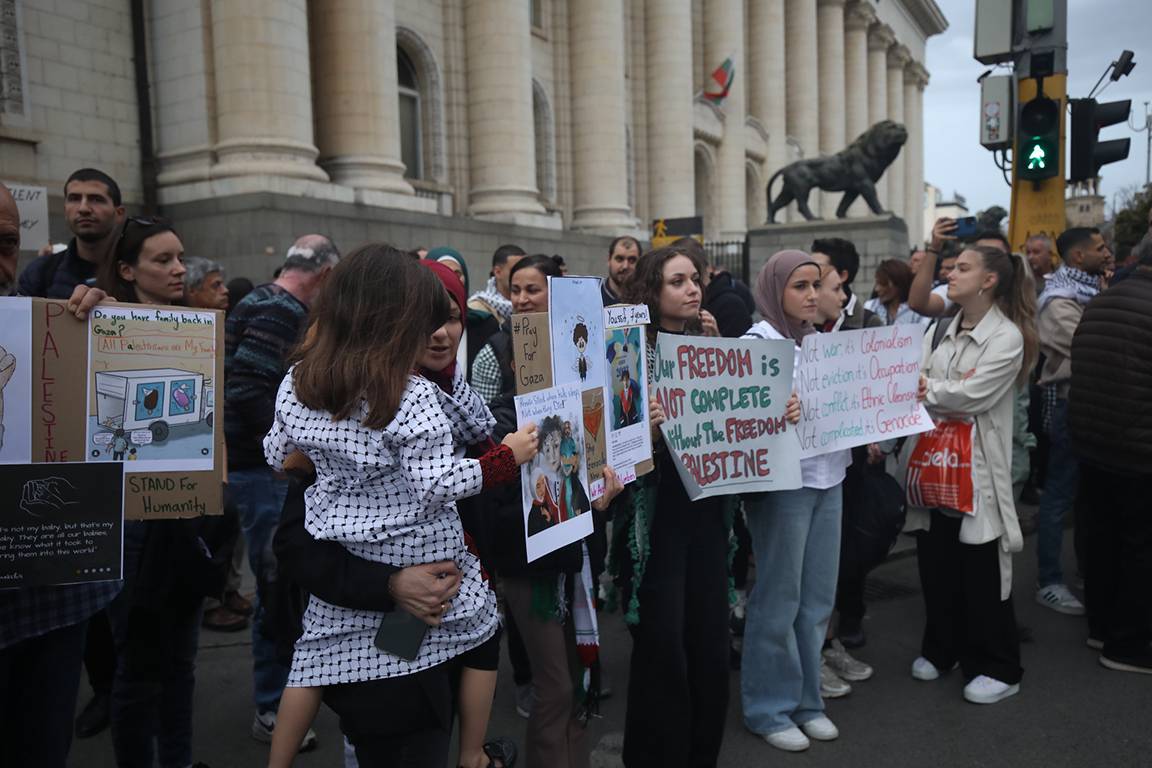 <p>Стотици се събраха на протест в защита на палестинския народ в центъра на София тази вечер</p>