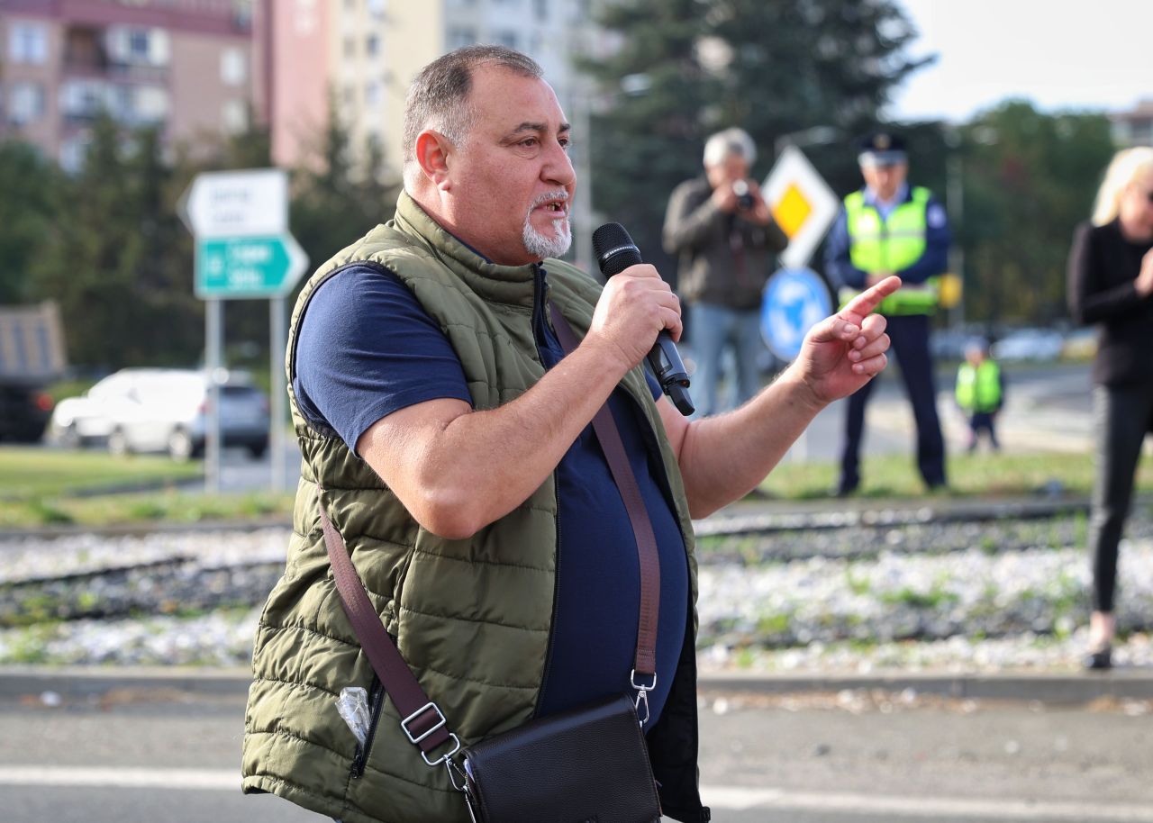 <p>На изхода на Бургас, в посока автомагистрала &quot;Тракия&quot;, се провежда протест на работещите нефтохимици в &quot;Лукойл Нефтохим Бургас&quot; АД. Причината е възможността за прекратяване на дерогацията за внос на руски петрол.</p>