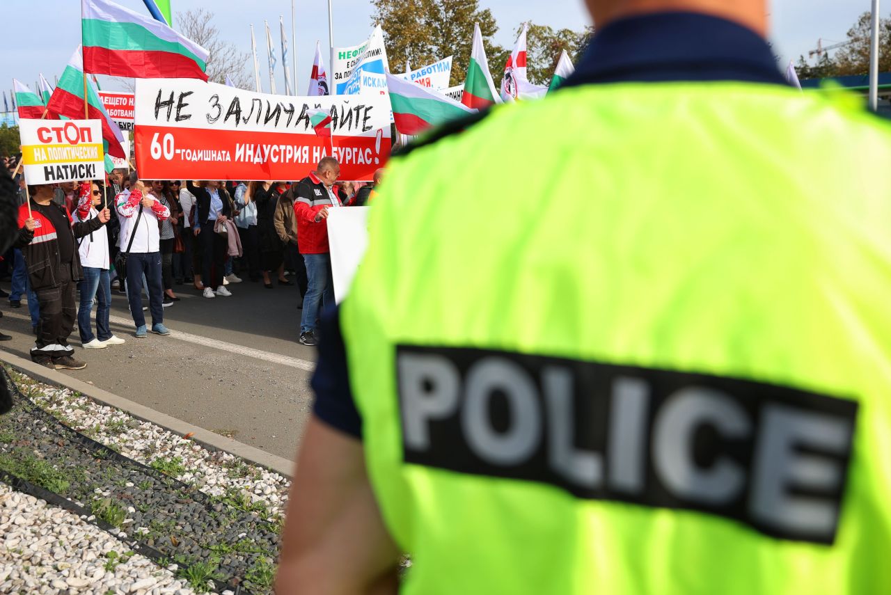 <p>На изхода на Бургас, в посока автомагистрала &quot;Тракия&quot;, се провежда протест на работещите нефтохимици в &quot;Лукойл Нефтохим Бургас&quot; АД. Причината е възможността за прекратяване на дерогацията за внос на руски петрол.</p>