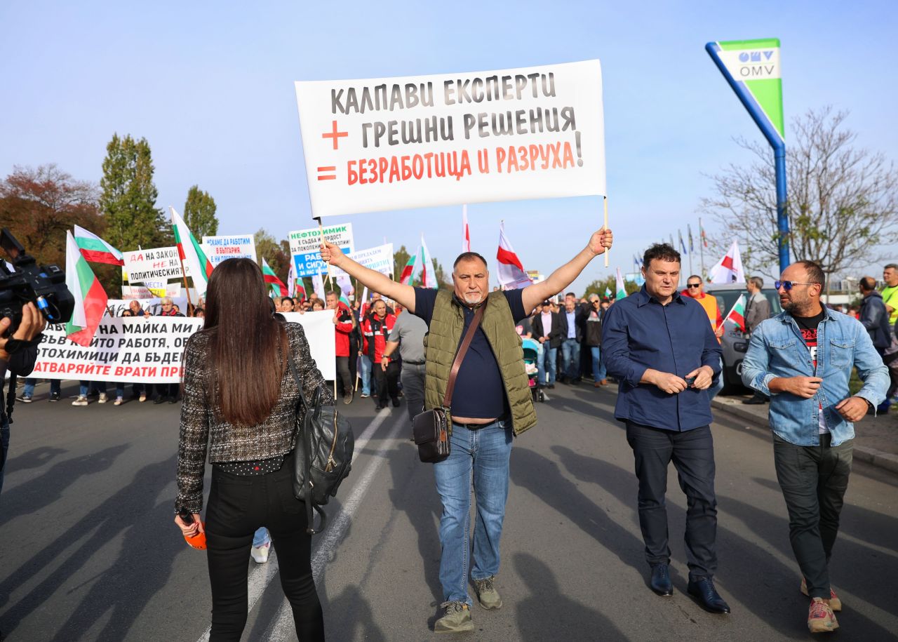 <p>На изхода на Бургас, в посока автомагистрала &quot;Тракия&quot;, се провежда протест на работещите нефтохимици в &quot;Лукойл Нефтохим Бургас&quot; АД. Причината е възможността за прекратяване на дерогацията за внос на руски петрол.</p>