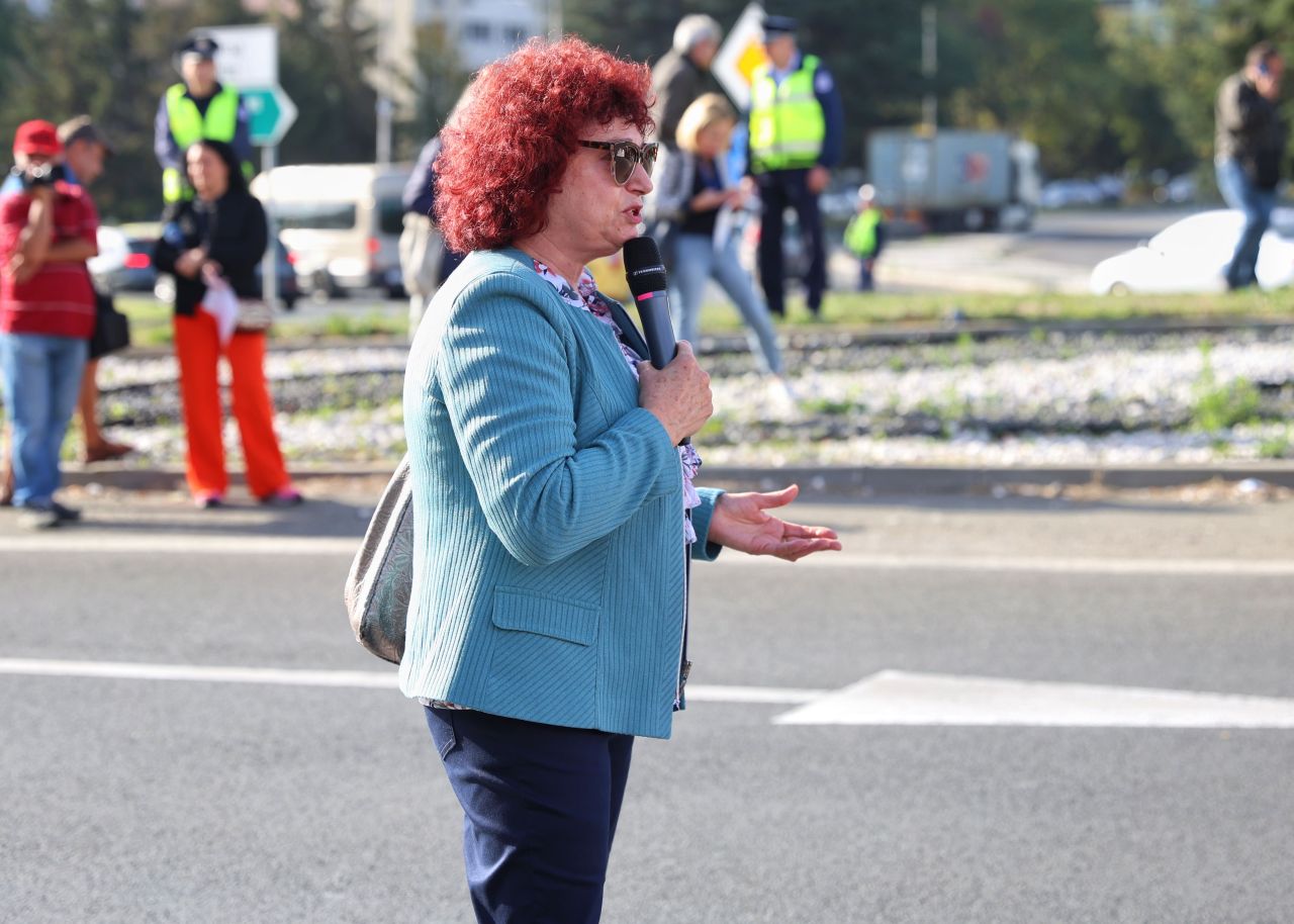 <p>На изхода на Бургас, в посока автомагистрала &quot;Тракия&quot;, се провежда протест на работещите нефтохимици в &quot;Лукойл Нефтохим Бургас&quot; АД. Причината е възможността за прекратяване на дерогацията за внос на руски петрол.</p>