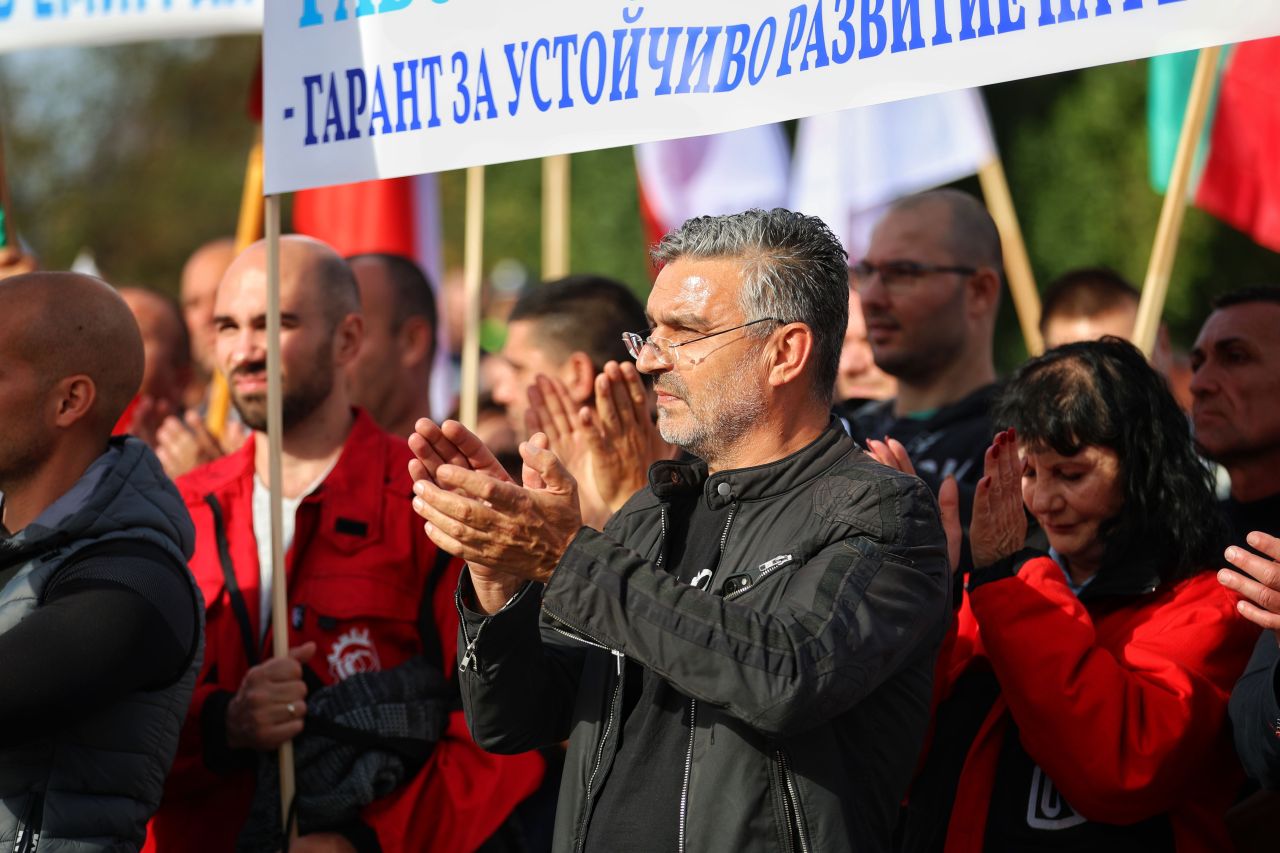 <p>На изхода на Бургас, в посока автомагистрала &quot;Тракия&quot;, се провежда протест на работещите нефтохимици в &quot;Лукойл Нефтохим Бургас&quot; АД. Причината е възможността за прекратяване на дерогацията за внос на руски петрол.</p>