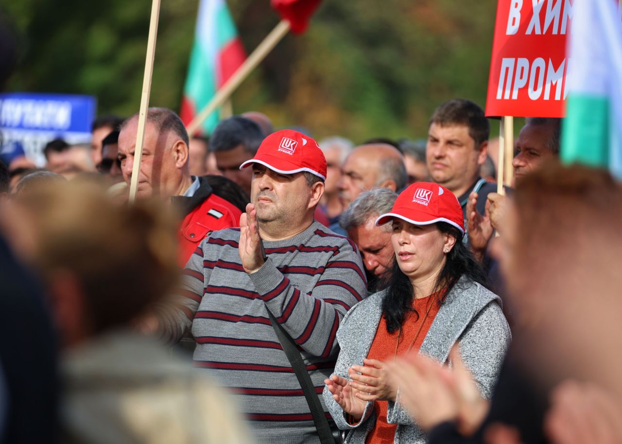 <p>На изхода на Бургас, в посока автомагистрала &quot;Тракия&quot;, се провежда протест на работещите нефтохимици в &quot;Лукойл Нефтохим Бургас&quot; АД. Причината е възможността за прекратяване на дерогацията за внос на руски петрол.</p>