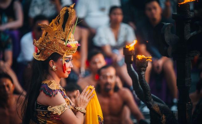 Свещеният танц в индуизма: Плетеница от ритуали и духовни практики