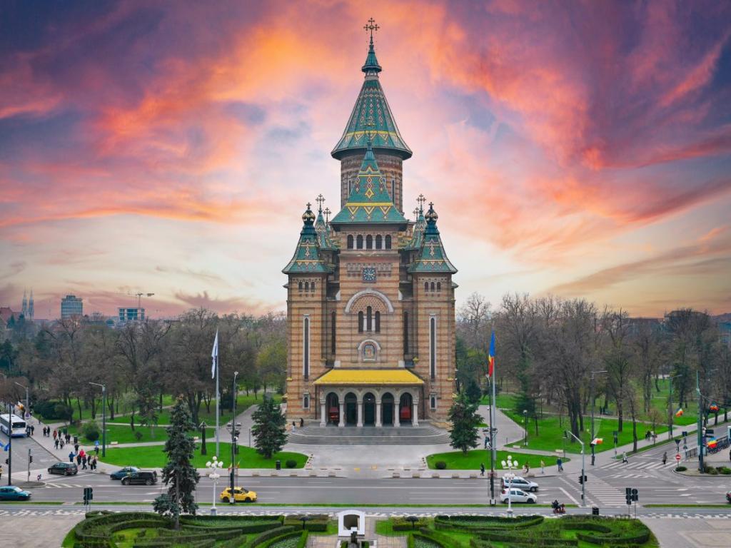 Семейства се разхождат и се наслаждават на фунийки сладолед докато