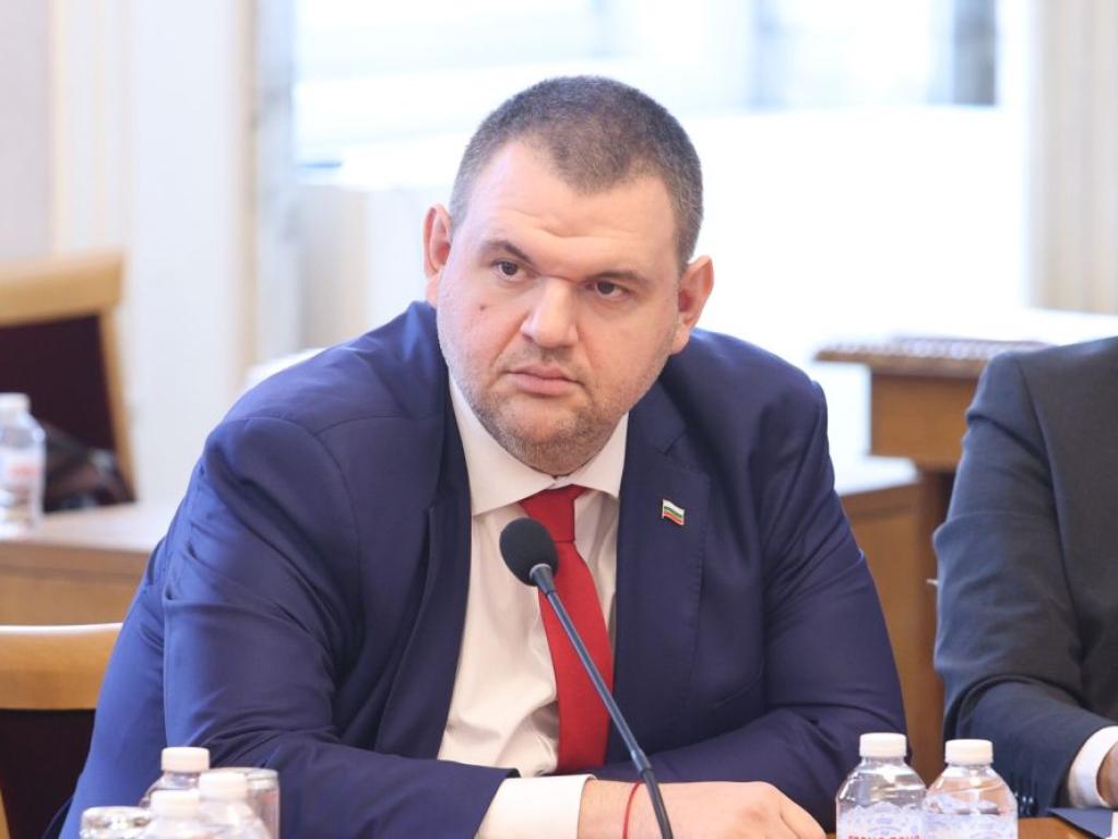Съпредседателят на парламентарната група на ДПС Делян Пеевски настоява институциите