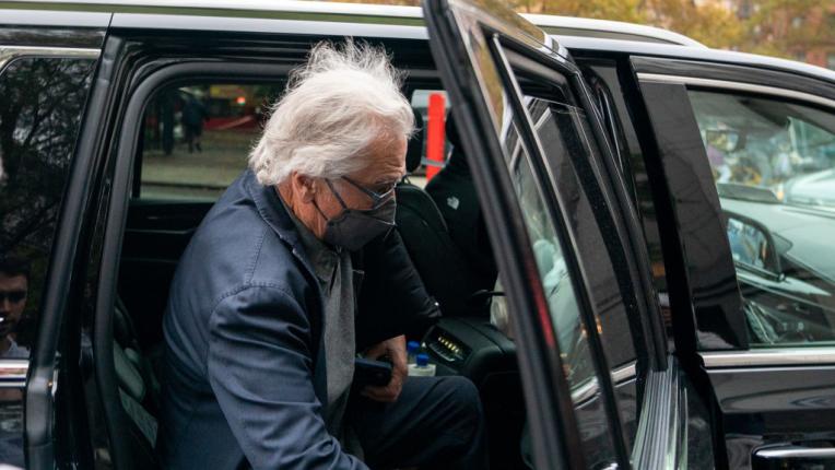  Заради дело за полова дискриминация: Робърт де Ниро идва в съда в Ню Йорк (СНИМКИ) 