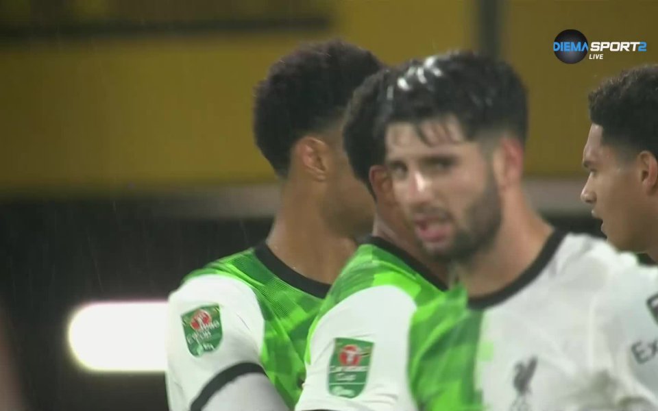  В 31-а минута Харви Елиът стреля от границата на наказателното