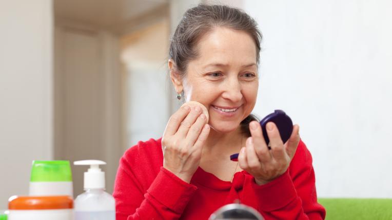  Грешките в грима, които позволяват дамите над 50 години 