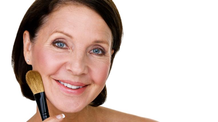  Грешките в грима, които позволяват дамите над 50 години 