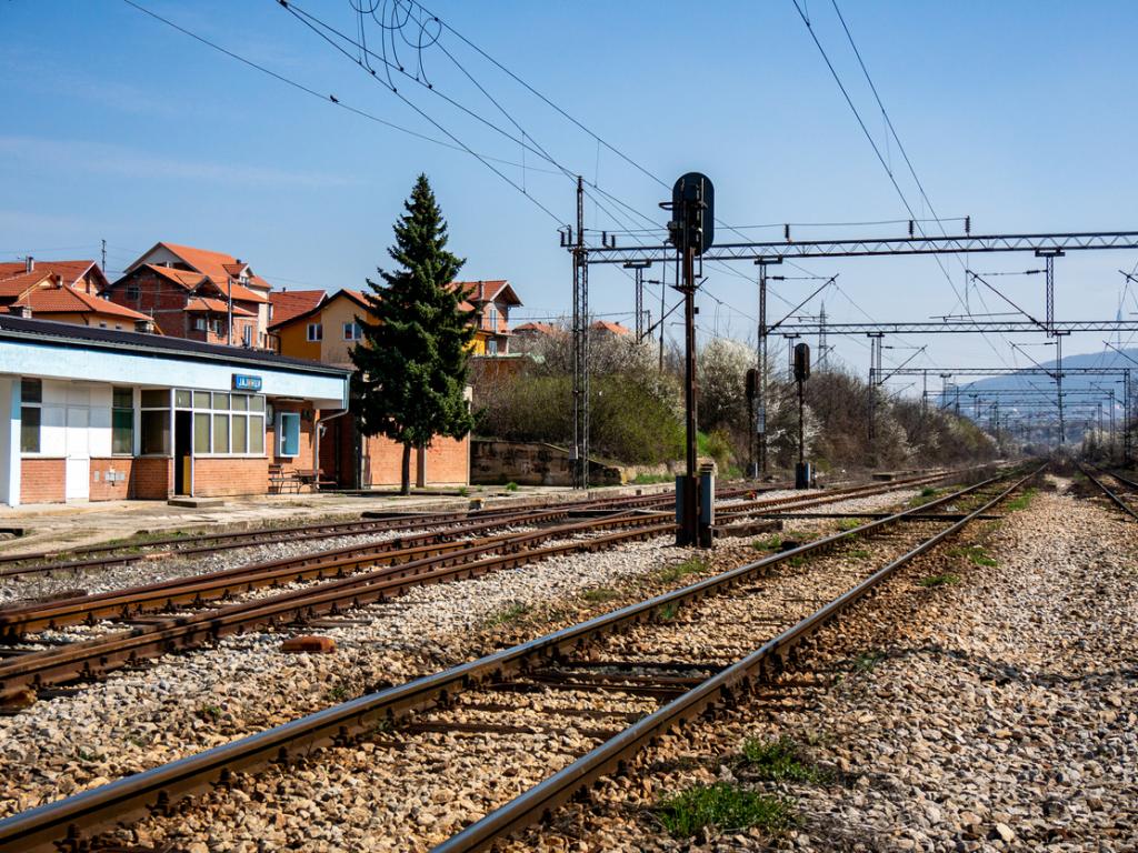 Мъж загина след като взриви бомба на гарата в сръбския