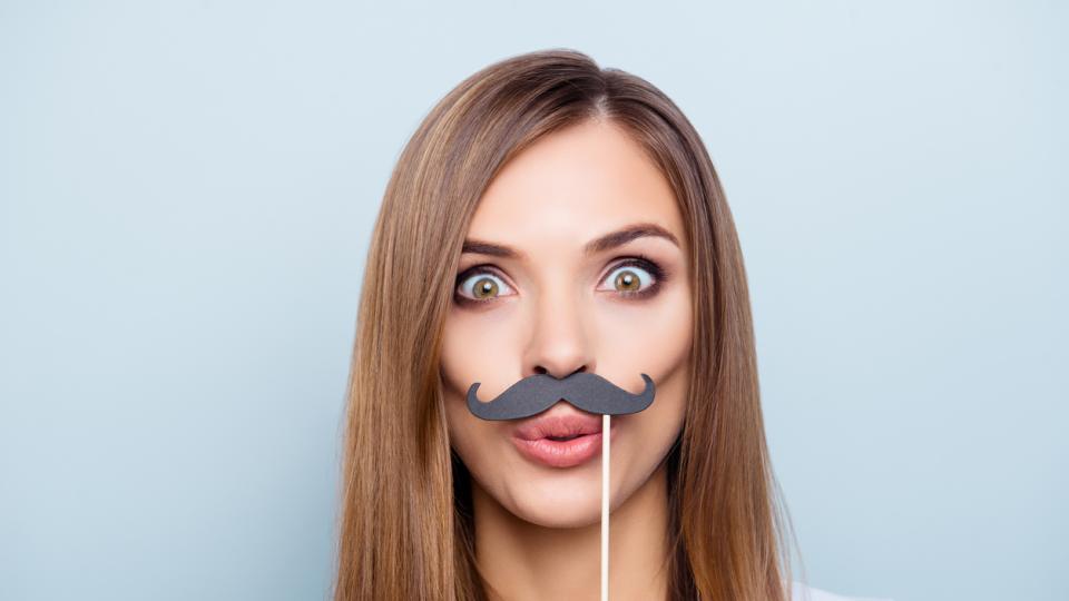 Защо все повече жени искат мустаци?