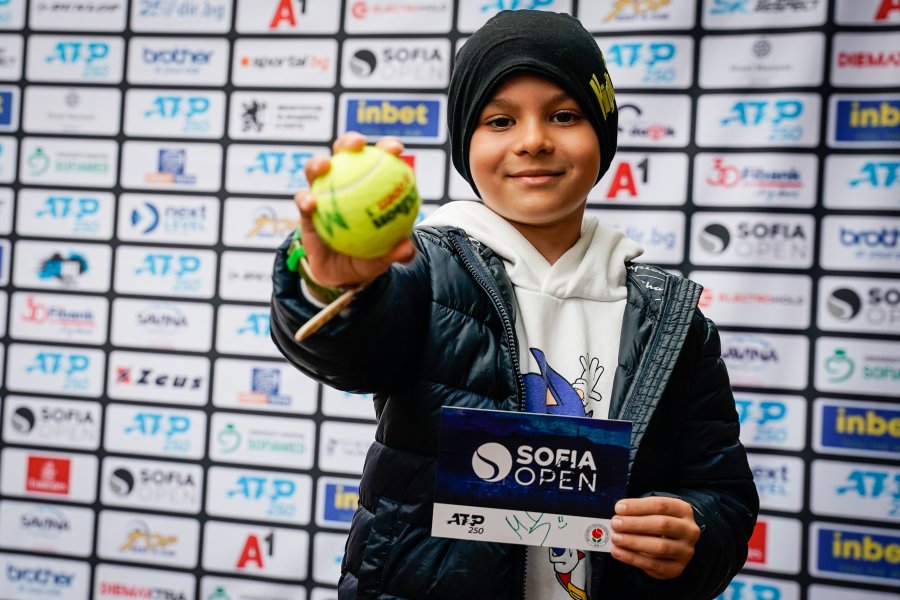 Тенис фенове се докоснаха до трофея от София Оупън1