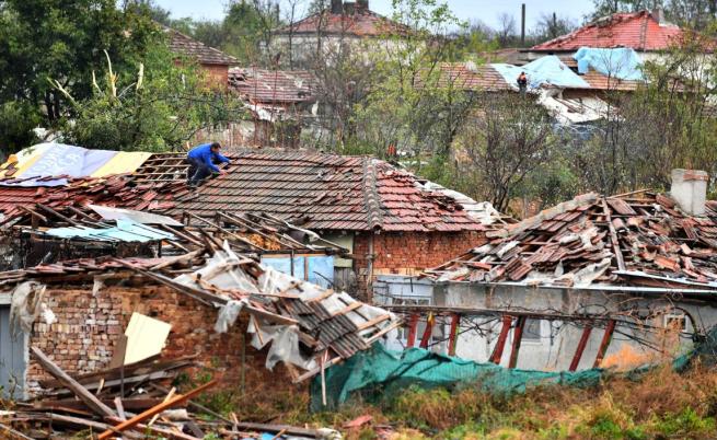 Силна буря удари Североизточна България: Много къщи са с отнесени покриви и повреди