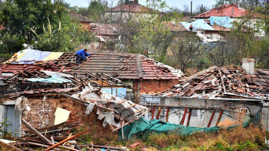 Силна буря удари Североизточна България: Много къщи са с отнесени покриви и повреди