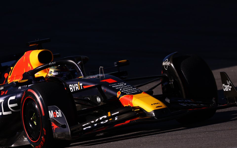 Нидерландският пилот на Ред Бул Макс Верстапен спечели лесно спринта