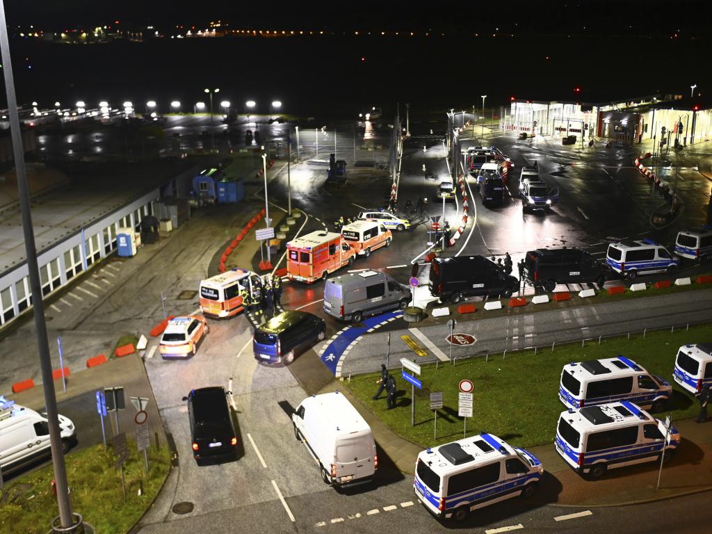 Летището в Хамбург е затворено след като въоръжен мъж проникна