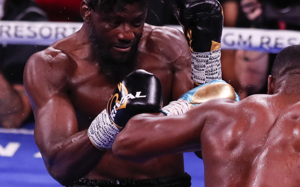 Ефе Аджагба не остави никакъвшанс на Джоузеф Гуудъл, като го