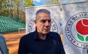 Президентът на Израелската тенис федерация Ави Перетс говори след подписването