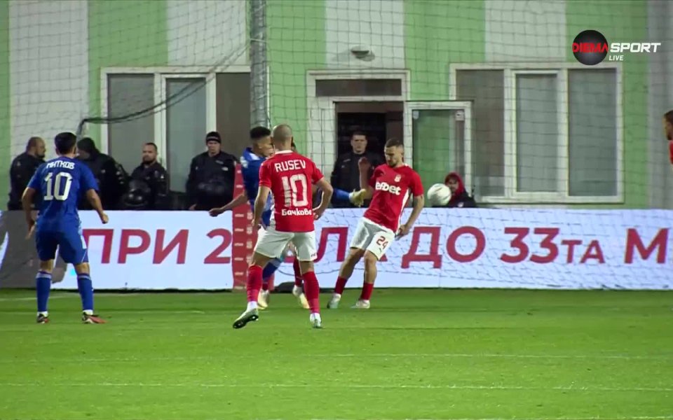 Минути преди да свърши първата част между ЦСКА 1948 и