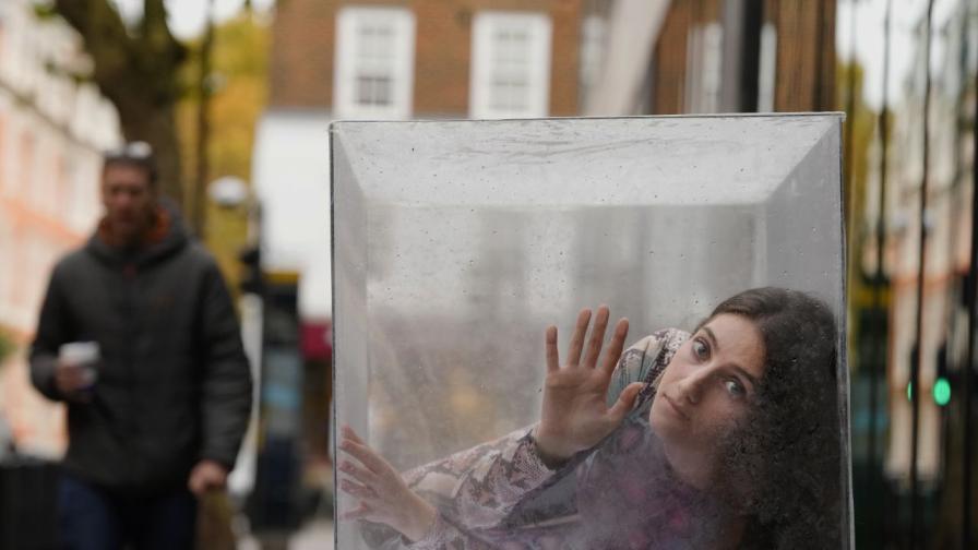 "Дайте пространство на змията": Жена в аквариум протестира в Лондон (СНИМКИ)