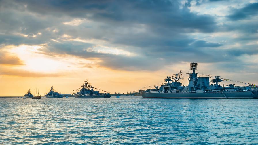Украйна удари два руски десатни кораба край Крим