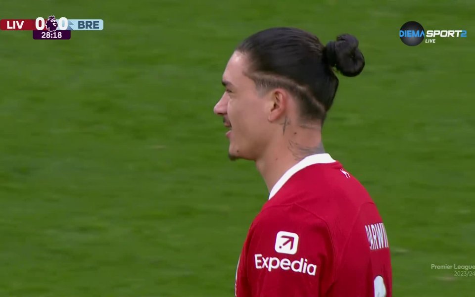 В 27-а минута Ливърпул изпълни корнер срещу Брентфорд, при който Ван