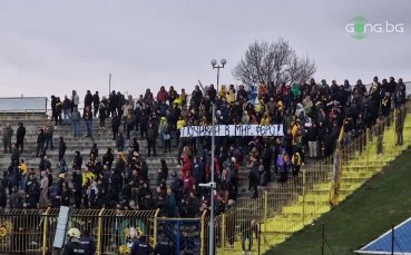 Феновете на Ботев Пловдив излязоха с транспарант за Ферарио Спасов