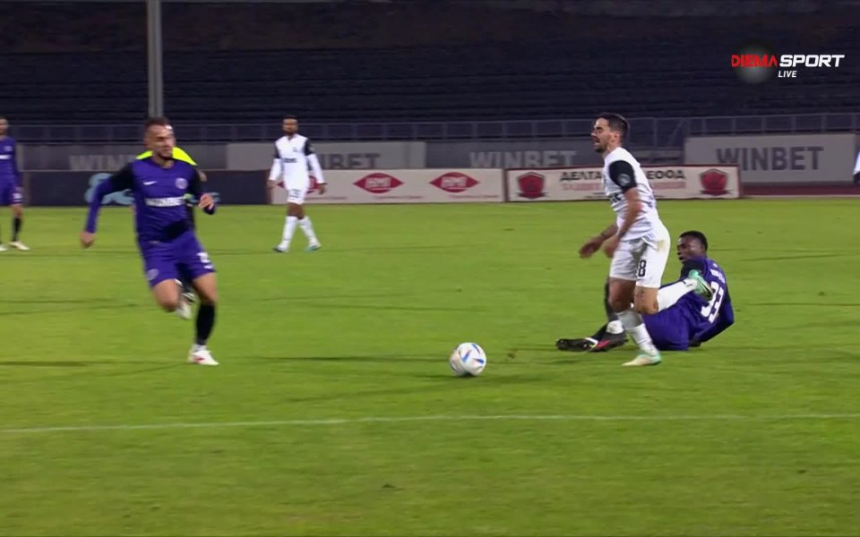 В 70-ата минута Етър остана с 10 човека на терена. Еквадорският