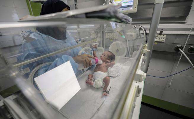 Отчаяние в болница в Газа: Увиват недоносени бебета във фолио, за да ги спасят