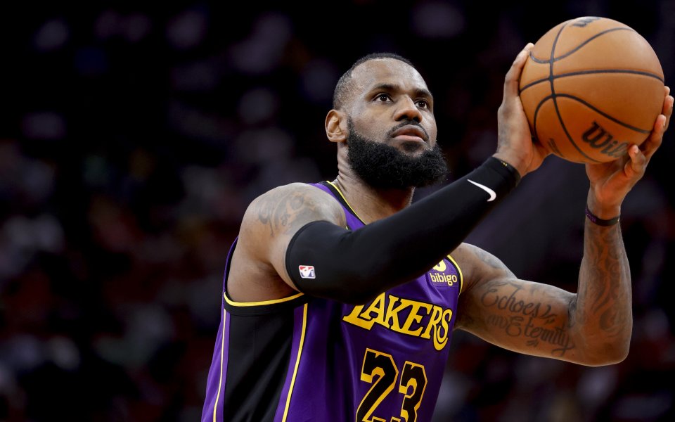Суперзвездата на Лос Анджелис Лейкърс ЛеБрон Джеймс е с контузия