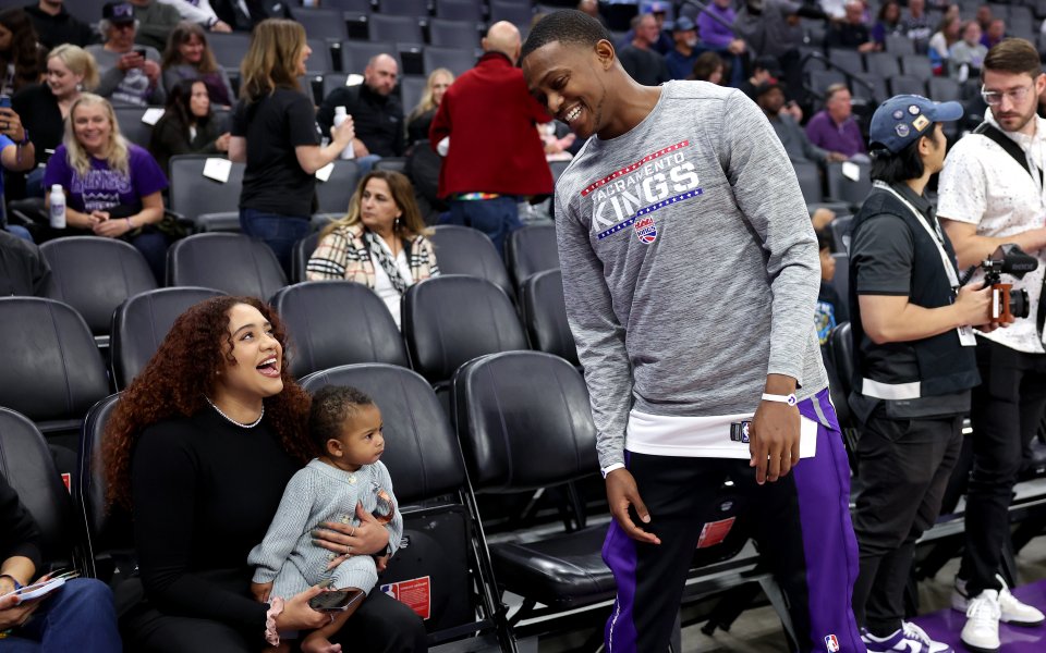 Sasha splashes it from 3 to help the Kings stretch