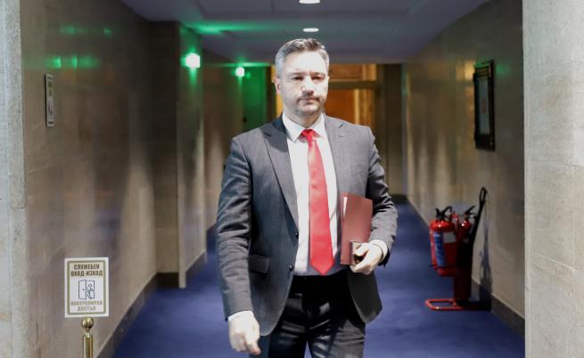 Вигенин: Ръководството на МО е ненадеждно и вредно, министърът е неадекватен