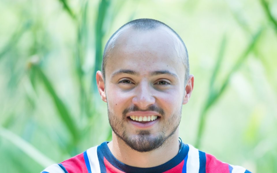 Крум Апостолов е на 25 години, от гр. Куклен. Той