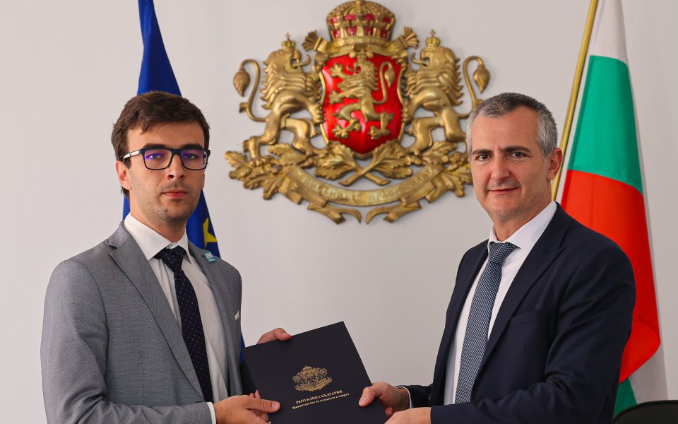 Димитър Илиев подписа Меморандум за сътрудничество с Националния младежки форум