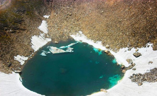 „Скелетното езеро“ в Хималаите е пълно с останките на стотици древни хора