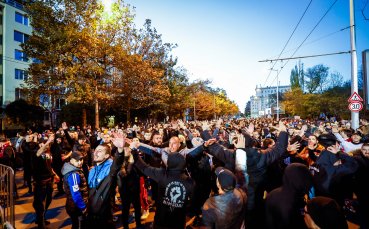 Фенове на ЦСКА и Левски се събраха на мирен протест срещу