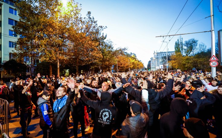 Футболни фенове се събраха на протест (видео)