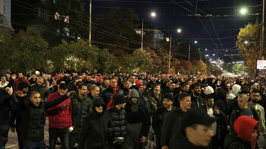 Протестът на фенове в центъра на София ескалира