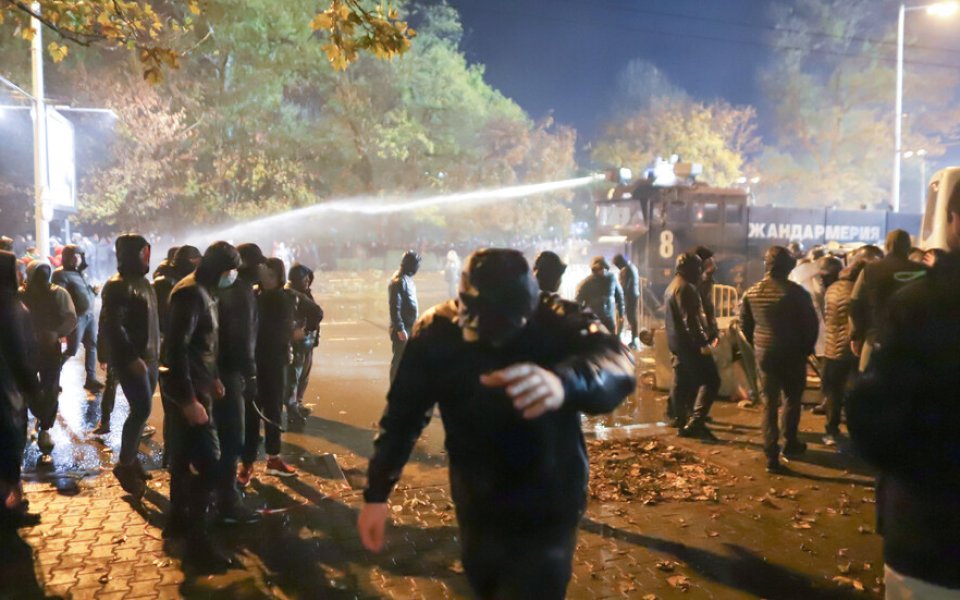 ЦСМП: Получени са 19 сигнала за пострадали на протеста пред Националния стадион