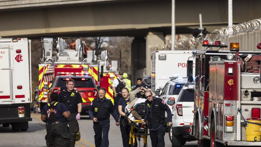 Влак се блъсна в снегопочистваща машина в Чикаго, ранени са 38 души (СНИМКИ)